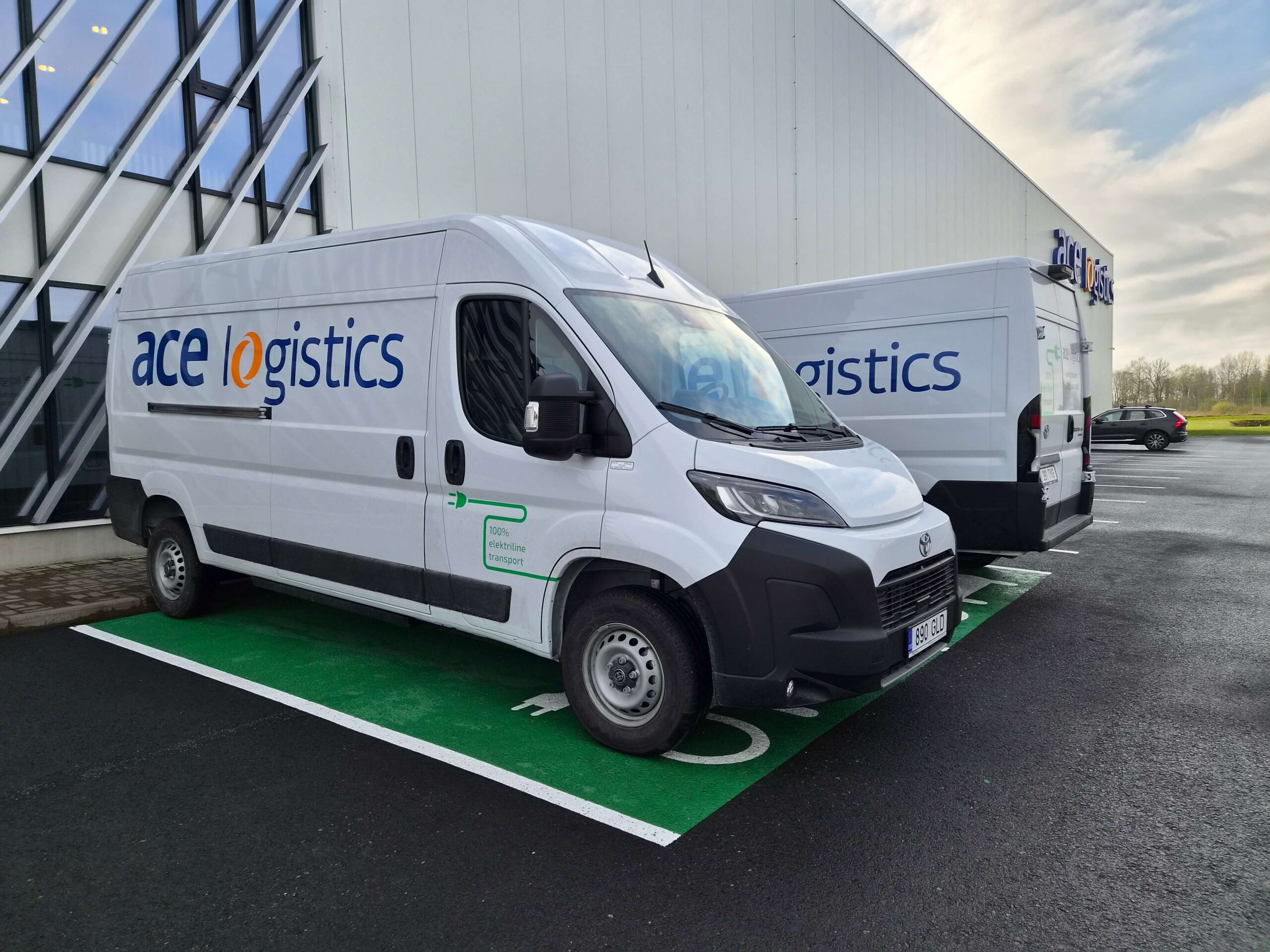 ACE Logisticsi uus elektrikaubik ACE Logistiicsi uus elektriline kaubik laadimisjaama juures